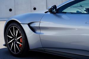 Aston Martin Vantage 2018 года  (JP)